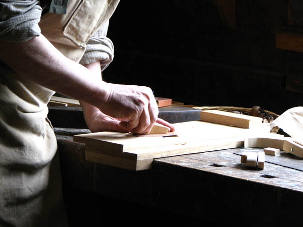 Ofrecemos un servicio de <strong>carpintería  de madera y ebanistería en Alhaurín de la Torre</strong> adaptado a las necesidades del <strong>cliente</strong>.